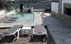 Villa Oasis Entre Vinedos Cerca De Barcelona Con A A Y Piscina Climatizada